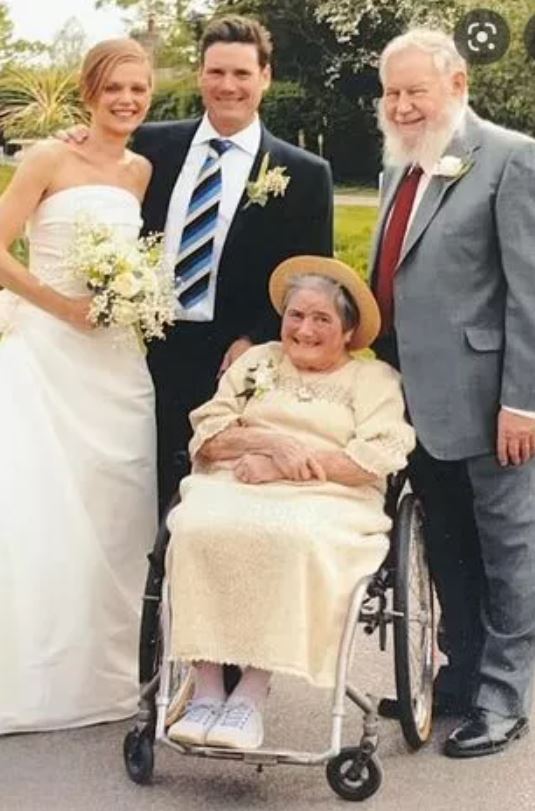 La pareja se casó en la finca Fennes en Essex. En la foto con los padres de Keir Starmer, Jo y Rod