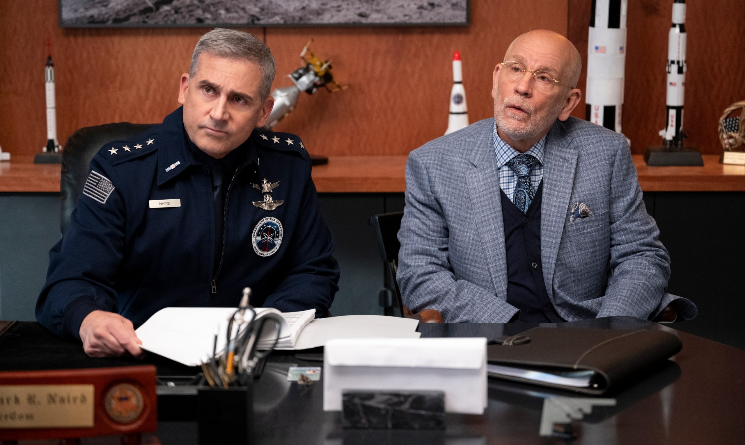 Steve Carell como el General Mark Naird y John Malkovich como el Dr. Adrian Mallory en Space Force