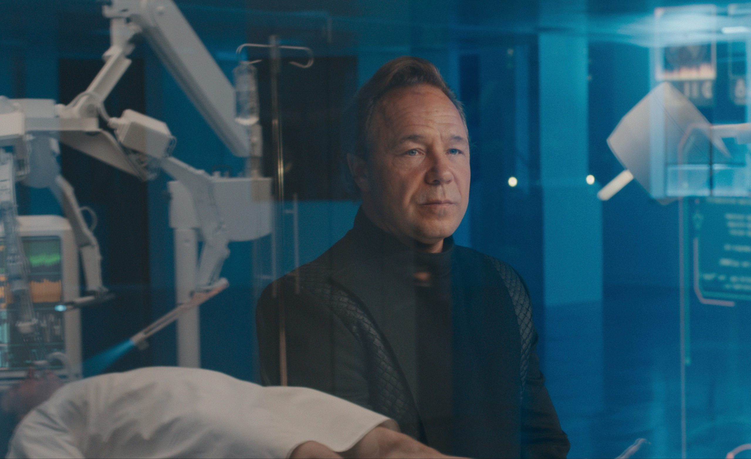 Stephen Graham como Elias Mannix en Bodies