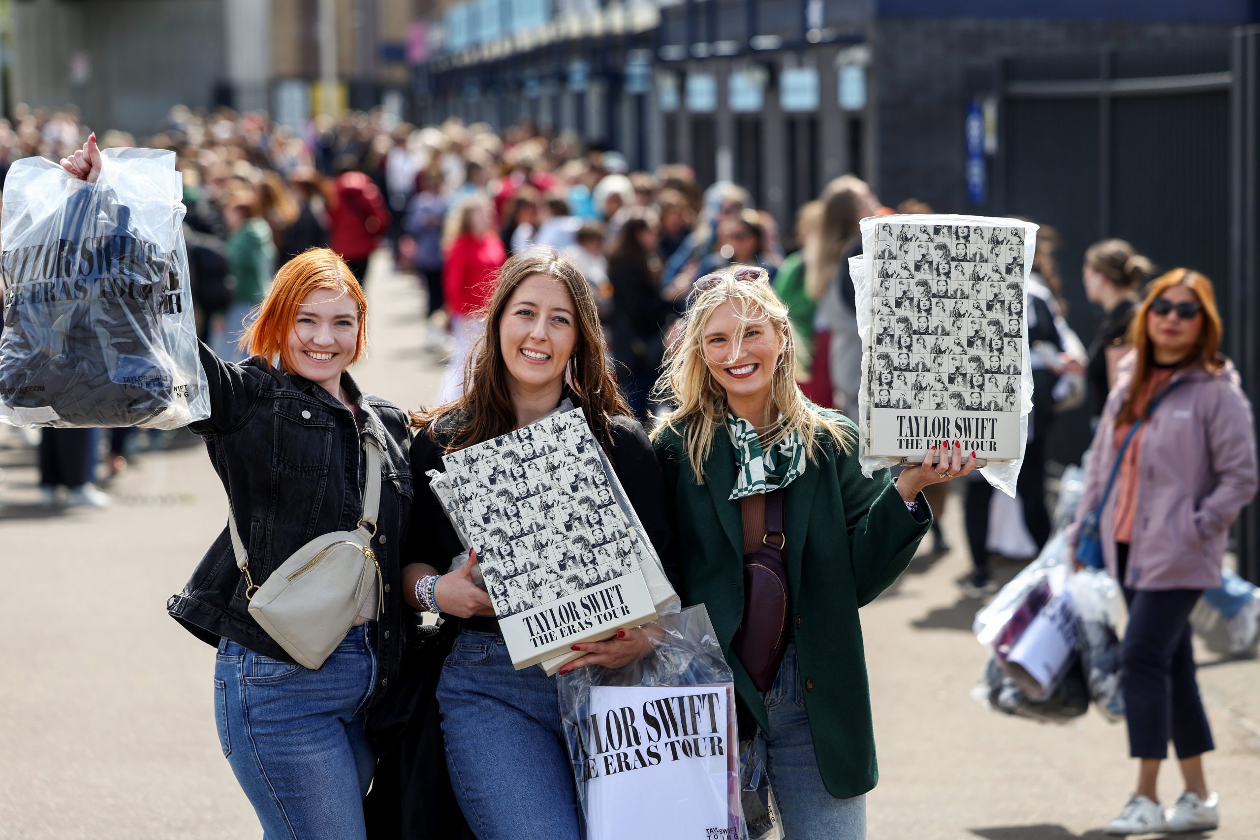 Swifties en Murrayfield antes del concierto en Edimburgo, gastando dinero en mercancía de la gira como parte de la experiencia